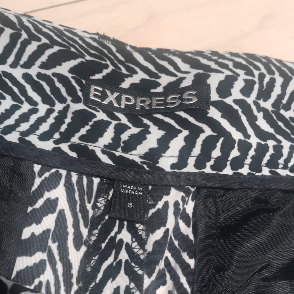 Express Pattern Shorts Size 8 - Picture 3 of 4